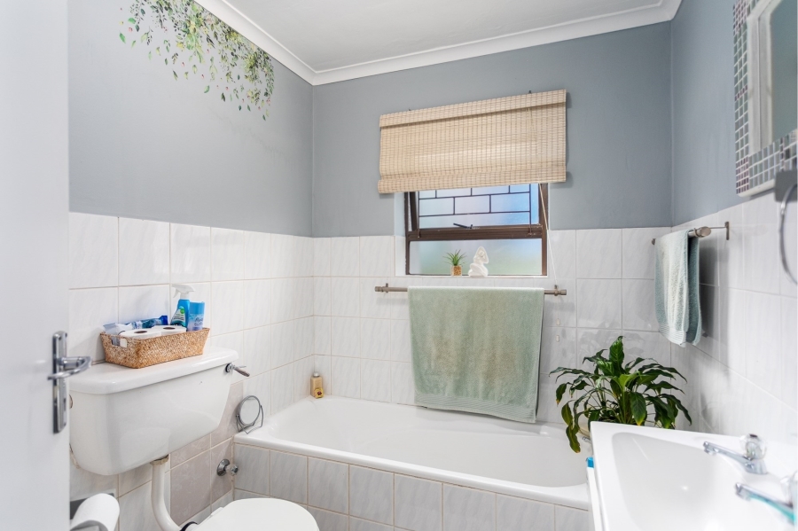 2 Bedroom Property for Sale in Loevenstein Western Cape
